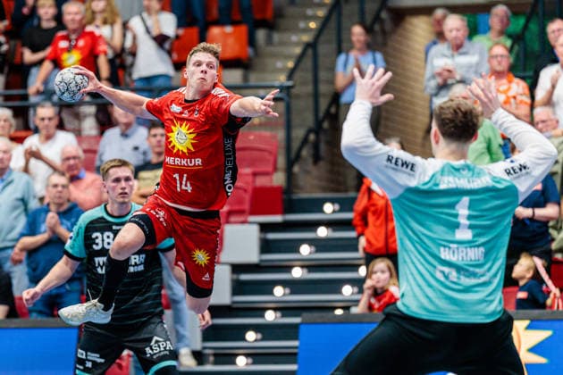 L R Alexander Schulze TuS N Luebbecke, 14 in goal throw against Dave Hoernig HC Oppenweiler Backnang, 01 GER, TuS N Luebbecke vs HC Oppenweiler Backnang, Handball, 2 Bundesliga, Matchday 34, Season 2025 2026, 06 06 2026 GER, TuS N Luebbecke vs HC Oppenweiler Backnang, Handball, 2 Bundesliga, Matchday 34, Season 2025 2026, 06 06 2026 Luebbecke Copyright: xEibner-Pressefoto JanxRollingerx EP_JSK