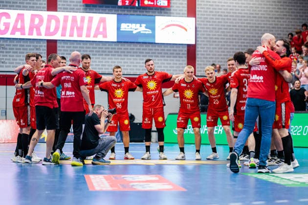 The team of TuS N Luebbecke cheers after the end of the match about the 38 33 victory GER, TuS N Luebbecke vs HC Oppenweiler Backnang, Handball, 2 Bundesliga, Matchday 34, Season 2025 2026, 06 06 2026 GER, TuS N Luebbecke vs HC Oppenweiler Backnang, Handball, 2 Bundesliga, Matchday 34, Season 2025 2026, 06 06 2026 Luebbecke Copyright: xEibner-Pressefoto JanxRollingerx EP_JSK
