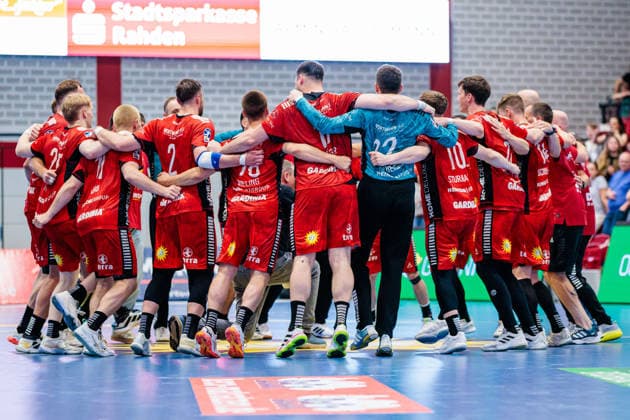The team of TuS N Luebbecke cheers after the end of the match about the 38 33 victory GER, TuS N Luebbecke vs HC Oppenweiler Backnang, Handball, 2 Bundesliga, Matchday 34, Season 2025 2026, 06 06 2026 GER, TuS N Luebbecke vs HC Oppenweiler Backnang, Handball, 2 Bundesliga, Matchday 34, Season 2025 2026, 06 06 2026 Luebbecke Copyright: xEibner-Pressefoto JanxRollingerx EP_JSK
