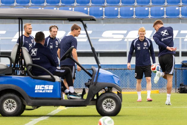 SOCCER - FIFA World Cup, WM, Weltmeisterschaft, Fussball 2026, preview SANTA BARBARA,CALIFORNIA,USA,06.JUN.26 - SOCCER - FIFA World Cup 2026, USA, Mexico, Canada, preview, Oesterreichischer Fussball-Bund, training team AUT. Image shows Alexander Schlager, head coach Ralf Rangnick, Patrick Wimmer, Alexander Prass, Nicolas Seiwald and Philipp Lienhart (AUT). GEPAxpictures xArminxRauthner