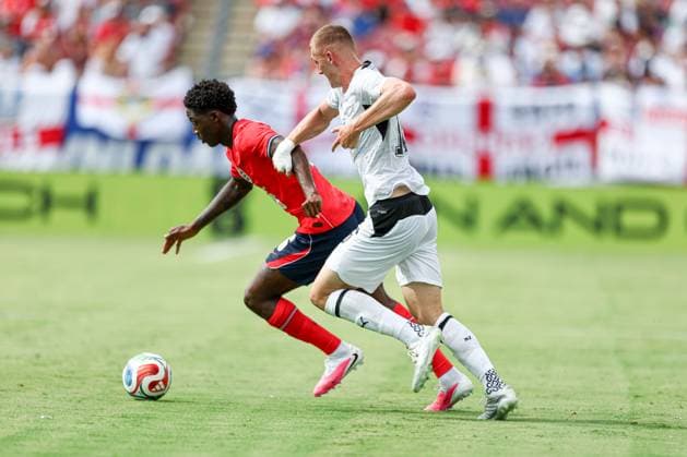 Kobbie Mainoo of England and Finn Surman of New Zealand England v New Zealand, International Friendly, Länderspiel, Nationalmannschaft Football, Raymond James Stadium, Tampa, Florida, USA - 06 Jun 2026Tampa Raymond James Stadium Florida (FL) United States of America EDITORIAL USE ONLY No use with unauthorised audio, video, data, fixture lists, club league logos or live services. Online in-match use limited to 120 images, no video emulation. No use in betting, games or single club league player publications. Copyright: xDustinxMarkland Shutterstockx 16912910aq