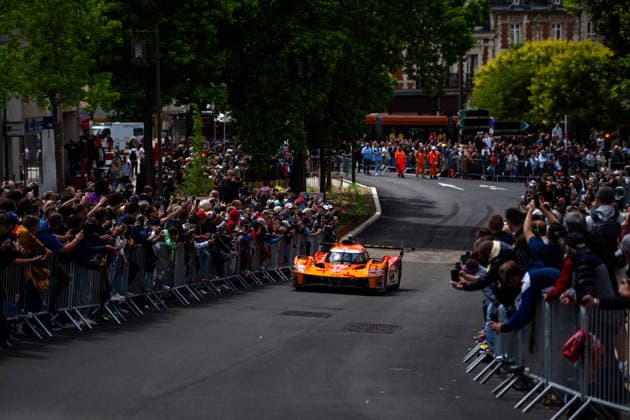 24 HEURES DU MANS 2026 - CITY CENTRE PARADE 17 LOTTERER Andrà (ger), DERANI Pipo (bra), JAUBERT Mathys (fra), Genesis Magma Racing, Genesis GMR-001 17, Hypercar, action during the City Center Parade of the 24 Hours of Le Mans 2026, 3rd round of the 2026 FIA World Endurance Championship, on June 6, 2026 in Le Mans, France - Le MansFrance Copyright: xMariusxHeckerx