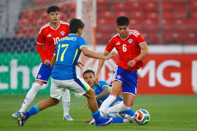 Futbol, Chile vs Brasil. Partido amistoso categoria sub 20. El jugador de la seleccion chilena Cristobal Villaroel, derecha, disputa el balon con Lucas Rodriguez de Brasil durante un partido amistoso de la categoria sub 20 realizado en el estadio Nacional de Santiago, Chile. 06 06 2026 Dragomir Yankovic Photosport Football, Chile vs Brazil. U-20 friendly match. ChileÕs player Cristobal Villaroel, right, vies for the ball against Brazil player Lucas Rodriguez during a U-20 friendly match at Nacional stadium in Santiago, Chile. 06 06 2026 Dragomir Yankovic Photosport Chile vs Brasil, amistoso sub 20, 2026