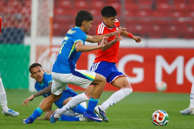 Futbol, Chile vs Brasil. Partido amistoso categoria sub 20. El jugador de la seleccion chilena Cristobal Villaroel, derecha, disputa el balon con Lucas Rodriguez de Brasil durante un partido amistoso de la categoria sub 20 realizado en el estadio Nacional de Santiago, Chile. 06 06 2026 Dragomir Yankovic Photosport Football, Chile vs Brazil. U-20 friendly match. ChileÕs player Cristobal Villaroel, right, vies for the ball against Brazil player Lucas Rodriguez during a U-20 friendly match at Nacional stadium in Santiago, Chile. 06 06 2026 Dragomir Yankovic Photosport Chile vs Brasil, amistoso sub 20, 2026