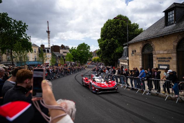 24 HEURES DU MANS 2026 - CITY CENTRE PARADE 08 BUEMI SÃ bastien (swi), HARTLEY Brendon (nzl), HIRAKAWA Ryo (jpn), Toyota Racing, Toyota TR010 Hybrid 08, Hypercar, action during the City Center Parade of the 24 Hours of Le Mans 2026, 3rd round of the 2026 FIA World Endurance Championship, on June 6, 2026 in Le Mans, France - Le MansFrance Copyright: xMariusxHeckerx