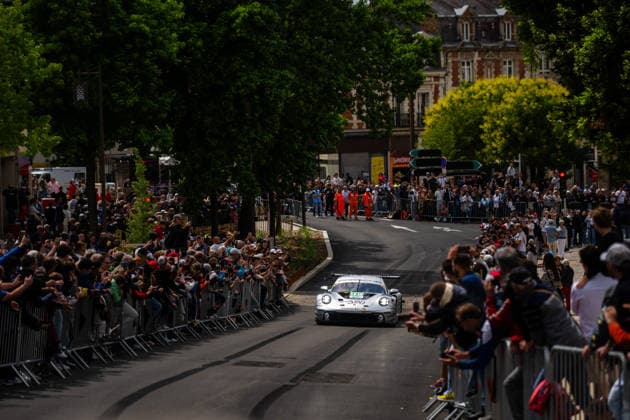 24 HEURES DU MANS 2026 - CITY CENTRE PARADE 92 SHAHIN Yasser (aus), PERA Riccardo (ita), LIETZ Richard (aut), The Bend Manthey, Porsche 911 GT3 R LMGT3 92, LM GT3, action during the City Center Parade of the 24 Hours of Le Mans 2026, 3rd round of the 2026 FIA World Endurance Championship, on June 6, 2026 in Le Mans, France - Le MansFrance Copyright: xMariusxHeckerx