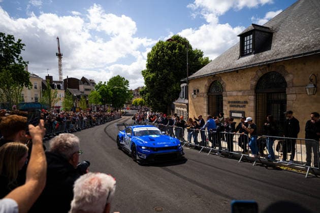 24 HEURES DU MANS 2026 - CITY CENTRE PARADE 77 POWELL Eric (usa), TUCK Ben (gbr), PRIAULX Sebastian (gbr), Proton Competition, Ford Mustang LMGT3 77, LM GT3, action during the City Center Parade of the 24 Hours of Le Mans 2026, 3rd round of the 2026 FIA World Endurance Championship, on June 6, 2026 in Le Mans, France - Le MansFrance Copyright: xMariusxHeckerx