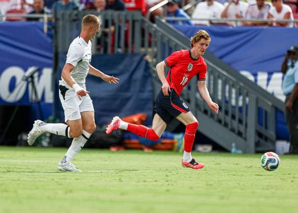 Finn Surman of New Zealand and Anthony Gordon of England England v New Zealand, International Friendly, Länderspiel, Nationalmannschaft Football, Raymond James Stadium, Tampa, Florida, USA - 06 Jun 2026Tampa Raymond James Stadium Florida (FL) United States of America EDITORIAL USE ONLY No use with unauthorised audio, video, data, fixture lists, club league logos or live services. Online in-match use limited to 120 images, no video emulation. No use in betting, games or single club league player publications. Copyright: xDustinxMarkland Shutterstockx 16912910co