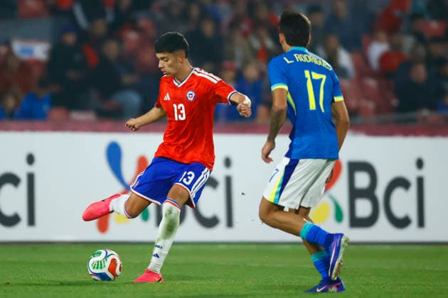 Futbol, Chile vs Brasil. Partido amistoso categoria sub 20. El jugador de la seleccion chilena Joaquin Soto, izquierda, disputa el balon con Lucas Rodrigues de Brasil durante un partido amistoso de la categoria sub 20 realizado en el estadio Nacional de Santiago, Chile. 06 06 2026 Dragomir Yankovic Photosport Football, Chile vs Brazil. U-20 friendly match. ChileÕs player Joaquin Soto, left, vies for the ball against Brazil player Lucas Rodrigues during a U-20 friendly match at Nacional stadium in Santiago, Chile. 06 06 2026 Dragomir Yankovic Photosport Chile vs Brasil, amistoso sub 20, 2026