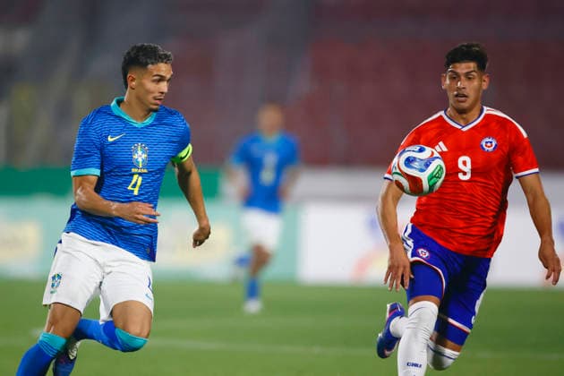 Futbol, Chile vs Brasil. Partido amistoso categoria sub 20. El jugador de la seleccion chilena Yastin Cuevas, derecha, disputa el balon con Arthur Dias de Brasil durante un partido amistoso de la categoria sub 20 realizado en el estadio Nacional de Santiago, Chile. 06 06 2026 Dragomir Yankovic Photosport Football, Chile vs Brazil. U-20 friendly match. ChileÕs player Yastin Cuevas, right, vies for the ball against Brazil player Arthur Dias during a U-20 friendly match at Nacional stadium in Santiago, Chile. 06 06 2026 Dragomir Yankovic Photosport Chile vs Brasil, amistoso sub 20, 2026