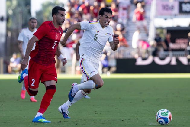 Turkiye v Venezuela - Friendly match FLORIDA, USA - JUNE 6: Zeki Celik of Turkiye in action against Teo Quintero of Venezuela during Turkiye s International Friendly, Länderspiel, Nationalmannschaft game against Venezuela, as preparations continued for the road to the 2026 FIFA World Cup, WM, Weltmeisterschaft, Fussball in Miami, Florida, US on June 6, 2026. Mostafa Bassim Anadolu Florida United States. Editorial use only. Please get in touch for any other usage. Copyright: x2026xAnadoluxMostafaxBassimx