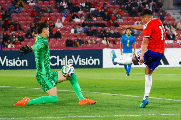 Futbol, Chile vs Brasil. Partido amistoso categoria sub 20. El jugador de la seleccion chilena Martin Mundaca, izquierda derecha centro, disputa el balon con el arquero de Brasil durante un partido amistoso de la categoria sub 20 realizado en el estadio Nacional de Santiago, Chile. 06 06 2026 Dragomir Yankovic Photosport Football, Chile vs Brazil. U-20 friendly match. ChileÕs player Martin Mundaca, left right center, vies for the ball against Brazil goalkeeper during a U-20 friendly match at Nacional stadium in Santiago, Chile. 06 06 2026 Dragomir Yankovic Photosport Chile vs Brasil, amistoso sub 20, 2026