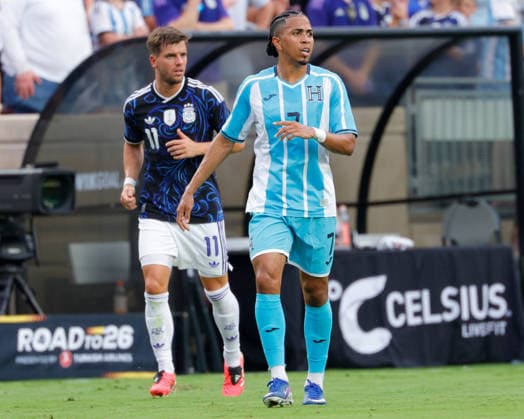 June 6, 2026, College Station, Texas, USA: Honduras forward RIGOBERTO RIVAS (7) runs down the field inn front of Argentina midfielder GIOVANI LO CELSO (11) during an International Friendly, Länderspiel, Nationalmannschaft soccer match between Argentina and Honduras at Kyle Field in College Station, TX, Saturday, June 6, 2026. Soccer 2026: Argentina 2:0 Honduras - ZUMAa325 20260606_zsa_a325_011 Copyright: xDavidxBalleringxIix