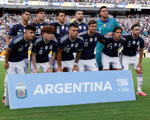 June 6, 2026, College Station, Texas, USA: The starting eleven of the ARGENTINA national soccer team pose for a group photo in front of a banner before an International Friendly, Länderspiel, Nationalmannschaft soccer match between Argentina and Honduras at Kyle Field in College Station, TX, Saturday, June 6, 2026. Soccer 2026: Argentina 2:0 Honduras - ZUMAa325 20260606_zsa_a325_012 Copyright: xDavidxBalleringxIix