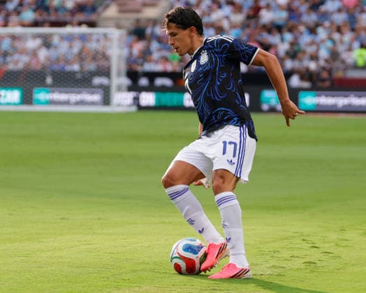 June 6, 2026, College Station, Texas, USA: Argentina forward GIULIANO SIMEONE (17) kicks the ball during an International Friendly, Länderspiel, Nationalmannschaft soccer match between Argentina and Honduras at Kyle Field in College Station, TX, Saturday, June 6, 2026. Soccer 2026: Argentina 2:0 Honduras - ZUMAa325 20260606_zsa_a325_018 Copyright: xDavidxBalleringxIix