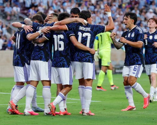 June 6, 2026, College Station, Texas, USA: Argentina defender FACUNDO MEDINA (6) runs in to celebrate a goal with teammates during an International Friendly, Länderspiel, Nationalmannschaft soccer match between Argentina and Honduras at Kyle Field in College Station, TX, Saturday, June 6, 2026. Soccer 2026: Argentina 2:0 Honduras - ZUMAa325 20260606_zsa_a325_019 Copyright: xDavidxBalleringxIix