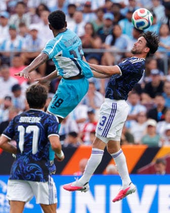 June 6, 2026, College Station, Texas, USA: Argentina defender NICOLoÂS TAGLIAFICO (3) heads the balll while defended by Honduras forward DERECK MONCADA (18) during an International Friendly, Länderspiel, Nationalmannschaft soccer match between Argentina and Honduras at Kyle Field in College Station, TX, Saturday, June 6, 2026. Soccer 2026: Argentina 2:0 Honduras - ZUMAa325 20260606_zsa_a325_020 Copyright: xDavidxBalleringxIix