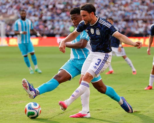 June 6, 2026, College Station, Texas, USA: Argentina defender NICOLoÂS TAGLIAFICO (3) battle a Honduras player during an International Friendly, Länderspiel, Nationalmannschaft soccer match between Argentina and Honduras at Kyle Field in College Station, TX, Saturday, June 6, 2026. Soccer 2026: Argentina 2:0 Honduras - ZUMAa325 20260606_zsa_a325_021 Copyright: xDavidxBalleringxIix