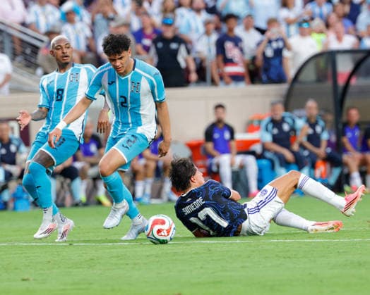 June 6, 2026, College Station, Texas, USA: Argentina forward GIULIANO SIMEONE (17) falls down pursuing Honduras defender DENIL MALDONADO (2) while Honduras midfielder JOSEPH ROSALES (8) looks on during an International Friendly, Länderspiel, Nationalmannschaft soccer match between Argentina and Honduras at Kyle Field in College Station, TX, Saturday, June 6, 2026. Soccer 2026: Argentina 2:0 Honduras - ZUMAa325 20260606_zsa_a325_023 Copyright: xDavidxBalleringxIix