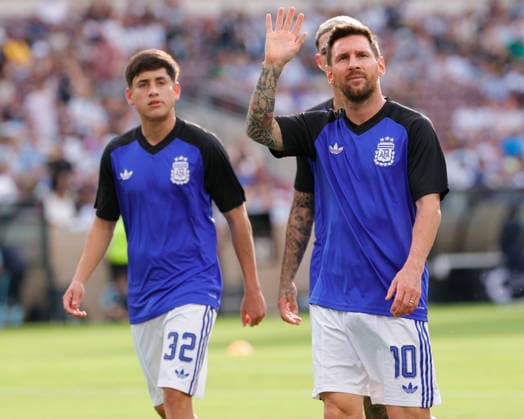 June 6, 2026, College Station, Texas, USA: Argentina forward LIONEL MESSI (10) waves to the crowd before an International Friendly, Länderspiel, Nationalmannschaft soccer match between Argentina and Honduras at Kyle Field in College Station, TX, Saturday, June 6, 2026. Soccer 2026: Argentina 2:0 Honduras - ZUMAa325 20260606_zsa_a325_029 Copyright: xDavidxBalleringxIix