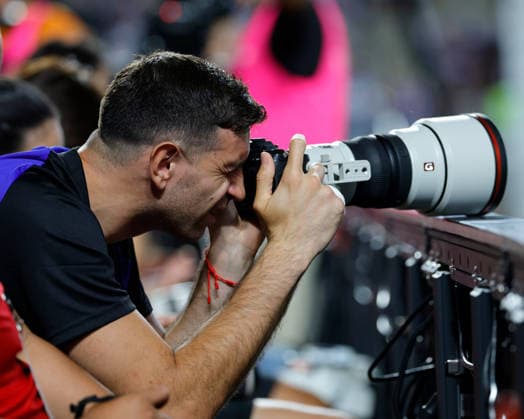 June 6, 2026, College Station, Texas, USA: Argentina goalkeeper EMILIANO MARTINEZ (23) borrows a photographers camera during an International Friendly, Länderspiel, Nationalmannschaft soccer match between Argentina and Honduras at Kyle Field in College Station, TX, Saturday, June 6, 2026. Soccer 2026: Argentina 2:0 Honduras - ZUMAa325 20260606_zsa_a325_034 Copyright: xDavidxBalleringxIix