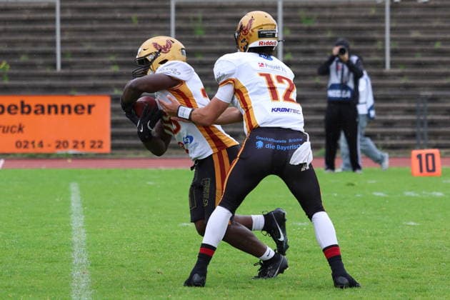 RECORD DATE NOT STATED Cameron Yowell (Regensburg Phoenix, 12) gives the ball to Nebechi Abana (Regensburg Phoenix, 26), Düsseldorf Panther vs Regensburg Phoenix, American Football, GFL, German Football League, Season 2022, Week 5, 06.06.2026, Photo: Foot Bowl Klaus Sack Düsseldorf Stadion VfL Benrath Deutschland Copyright: xFootxBowl KlausxSackx
