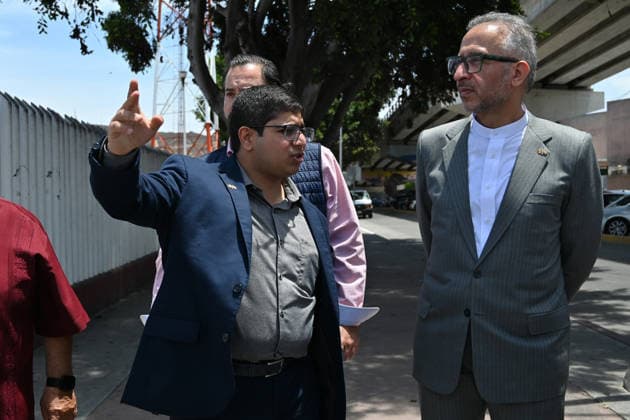 Iran Ambassador Attends World Cup Team Arrival press conference, PK, Pressekonferenz in Tijuana Members of the Chamber of Commerce in Tijuana (CANACO) give a tour of the Chaparral US-Mexico Border Crossing to Iran s ambassador to Mexico, Abolfazl Pasandideh, after a press conference ahead of the arrival of the national football team for the FIFA 2026 World Cup tournament, in Tijuana, Baja California, Mexico, on June 6, 2026. Iran criticizes the United States for refusing visas to some of its squad support staff as the players prepare to leave Turkey for Mexico, just days before the June 11 start of the 2026 World Cup, which is being jointly hosted by the United States, Mexico, and Canada. Tijuana BAJA CALIFORNIA Mexico Copyright: xCarlosxMorenox originalFilename:moreno-iraniana260606_npfEM.jpg
