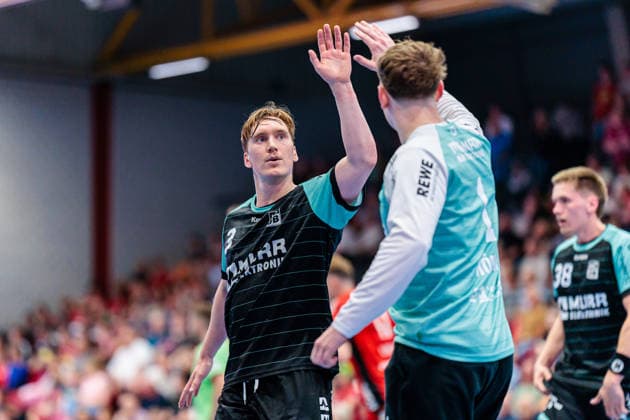 L R Tjoervi Tyr Gislason HC Oppenweiler Backnang, 03 high-fives with Dave Hoernig HC Oppenweiler Backnang, 01 GER, TuS N Luebbecke vs HC Oppenweiler Backnang, Handball, 2 Bundesliga, Matchday 34, Season 2025 2026, 06 06 2026 GER, TuS N Luebbecke vs HC Oppenweiler Backnang, Handball, 2 Bundesliga, Matchday 34, Season 2025 2026, 06 06 2026 Luebbecke Copyright: xEibner-Pressefoto JanxRollingerx EP_JSK