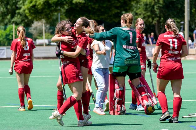 Nuremberg HTC players, cheering after the final whistle, joy about the victory, winner, winners, cheers, cheering, cheerful, positive, happy, rejoicing, optimistic, highlight, action, 07 06 2026, Mannheim Germany , Hockey, 2 Bundesliga, Group South, Ladies, TSV Mannheim Nuremberg HTC xozx