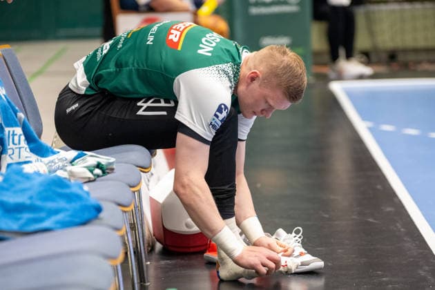 Ymir Oern Gislason FRISCH AUF Goeppingen, 33 gets ready after taping for the game Bergischer HC vs Frisch Auf Goeppingen, Handball, DAIKIN HBL, Matchday 34, Season 2025 2026, 07 06 2026 Bergischer HC vs Frisch Auf Goeppingen, Handball, DAIKIN HBL, Matchday 34, Season 2025 2026, 07 06 2026 Wuppertal Copyright: xEibner-Pressefoto ThomasxHaeslerx EP_THR