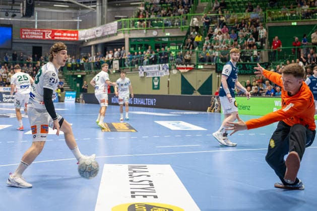 Lukas Diedrich Bergischer HC 06, 16 has saved the shot by Franko Lastro FRISCH AUF Goeppingen, 28 Bergischer HC vs Frisch Auf Goeppingen, Handball, DAIKIN HBL, Matchday 34, Season 2025 2026, 07 06 2026 Bergischer HC vs Frisch Auf Goeppingen, Handball, DAIKIN HBL, Matchday 34, Season 2025 2026, 07 06 2026 Wuppertal Copyright: xEibner-Pressefoto ThomasxHaeslerx EP_THR