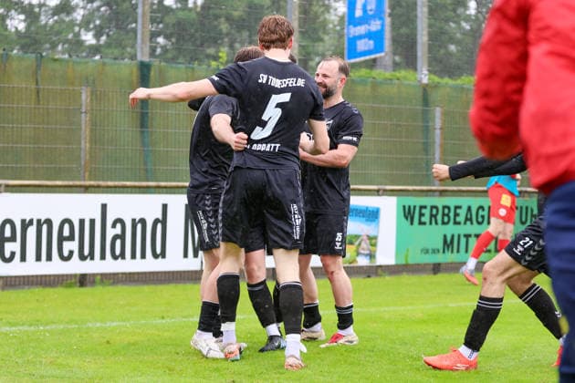 SV Todesfelde players with goal celebration, cheering, jubilant, optimistic, game scene, highlight, joy about the goal to 0 1, 07 06 2026, Bremen Germany , football, promotion round Regionalliga Nord, 1 FC Germania Egestorf Langreder SV Todesfelde xobx