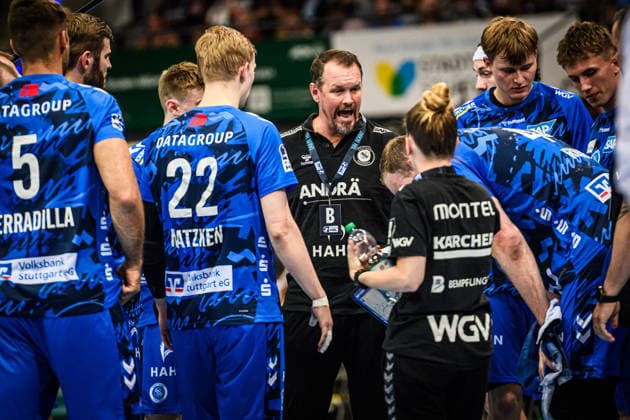 Misha Kaufmann TVB Stuttgart, Coach time-out, Speech to the team GER, TVB Stuttgart HC Erlangen, DAIKIN HBL, Handball, Bundesliga, Matchday 34, Season 2025 2026, 07 06 2026 GER, TVB Stuttgart HC Erlangen, DAIKIN HBL, Handball, Bundesliga, Matchday 34, Season 2025 2026, 07 06 2026 Stuttgart Copyright: xSandyxDinkelackerx EP_SDR