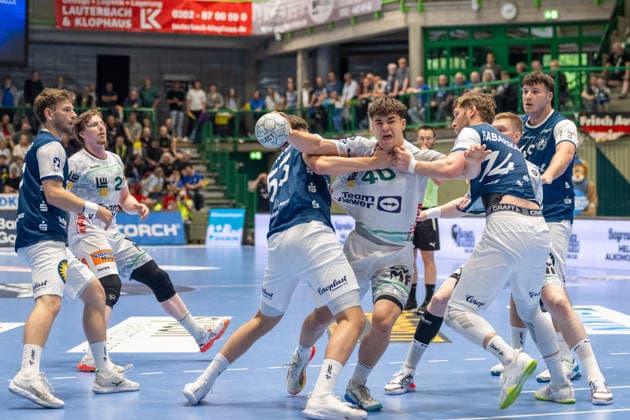 duel between Soeren Steinhaus Bergischer HC 06, 53 , Elias Newel FRISCH AUF Goeppingen, 40 and Gerdas Barbarskas Bergischer HC 06, 14 Bergischer HC vs Frisch Auf Goeppingen, Handball, DAIKIN HBL, Matchday 34, Season 2025 2026, 07 06 2026 Bergischer HC vs Frisch Auf Goeppingen, Handball, DAIKIN HBL, Matchday 34, Season 2025 2026, 07 06 2026 Wuppertal Copyright: xEibner-Pressefoto ThomasxHaeslerx EP_THR