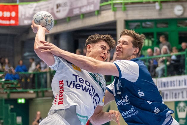 Duel between Elias Newel FRISCH AUF Goeppingen, 40 and Lars Mitchell Kooij Bergischer HC 06, 15 Bergischer HC vs Frisch Auf Goeppingen, Handball, DAIKIN HBL, Matchday 34, Season 2025 2026, 07 06 2026 Bergischer HC vs Frisch Auf Goeppingen, Handball, DAIKIN HBL, Matchday 34, Season 2025 2026, 07 06 2026 Wuppertal Copyright: xEibner-Pressefoto ThomasxHaeslerx EP_THR