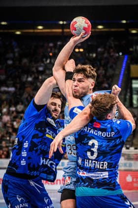 Tobias Buck HC Erlangen, 39 between Samuel Roethlisberger TVB Stuttgart, 17 and Max Haefner TVB Stuttgart, 03 GER, TVB Stuttgart HC Erlangen, DAIKIN HBL, Handball, Bundesliga, 34 Matchday, Season 2025 2026, 07 06 2026 GER, TVB Stuttgart HC Erlangen, DAIKIN HBL, Handball, Bundesliga, 34 Matchday, Season 2025 2026, 07 06 2026 Stuttgart Copyright: xSandyxDinkelackerx EP_SDR