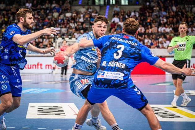 Tobias Buck HC Erlangen, 39 between Samuel Roethlisberger TVB Stuttgart, 17 and Max Haefner TVB Stuttgart, 03 GER, TVB Stuttgart HC Erlangen, DAIKIN HBL, Handball, Bundesliga, 34 Matchday, Season 2025 2026, 07 06 2026 GER, TVB Stuttgart HC Erlangen, DAIKIN HBL, Handball, Bundesliga, 34 Matchday, Season 2025 2026, 07 06 2026 Stuttgart Copyright: xSandyxDinkelackerx EP_SDR