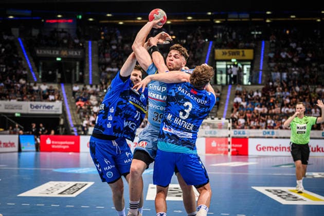 Tobias Buck HC Erlangen, 39 between Samuel Roethlisberger TVB Stuttgart, 17 and Max Haefner TVB Stuttgart, 03 GER, TVB Stuttgart HC Erlangen, DAIKIN HBL, Handball, Bundesliga, 34 Matchday, Season 2025 2026, 07 06 2026 GER, TVB Stuttgart HC Erlangen, DAIKIN HBL, Handball, Bundesliga, 34 Matchday, Season 2025 2026, 07 06 2026 Stuttgart Copyright: xSandyxDinkelackerx EP_SDR
