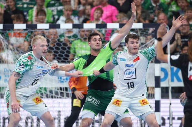 07 06 2026, xtgx, Handball, Daikin HBL, HSG Wetzlar SC Magdeburg v l Magnus Saugstrup Magdeburg, 23 , Josip Simic Wetzlar, 10 , Elvar Orn Jonsson Magdeburg, 19 duel, duel, fight, tackle Wetzlar