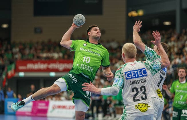 GER, Wetzlar, HSG Wetzlar vs SC Magdeburg, Daikin Handball Bundesliga, Handball, HBL, Season 2025 2026, Buderus Arena Wetzlar, 34 Matchday in picture f l Josip Simic HSG Wetzlar 10 , Magnus Saugstrup SC Magdeburg 23 DFB DFL REGULATIONS PROHIBIT ANY USE OF PHOTOGRAPHS AS IMAGE SEQUENCES AND OR QUASI VIDEO, 07 06 2026 Copyright: HMBxMedia HendrikxHamelau