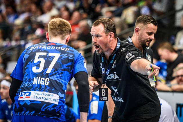 Misha Kaufmann TVB Stuttgart, Coach talks to Jakob Nigg TVB Stuttgart, 57 GER, TVB Stuttgart HC Erlangen, DAIKIN HBL, Handball, Bundesliga, Matchday 34, Season 2025 2026, 07 06 2026 GER, TVB Stuttgart HC Erlangen, DAIKIN HBL, Handball, Bundesliga, Matchday 34, Season 2025 2026, 07 06 2026 Stuttgart Copyright: xSandyxDinkelackerx EP_SDR