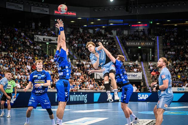 Maksim Lochman HC Erlangen, 32 against Stuttgart block from 15tvb, left and Samuel Roethlisberger TVB Stuttgart, 17 , right GER, TVB Stuttgart HC Erlangen, DAIKIN HBL, Handball, Bundesliga, 34 Matchday, Season 2025 2026, 07 06 2026 GER, TVB Stuttgart HC Erlangen, DAIKIN HBL, Handball, Bundesliga, 34 Matchday, Season 2025 2026, 07 06 2026 Stuttgart Copyright: xSandyxDinkelackerx EP_SDR