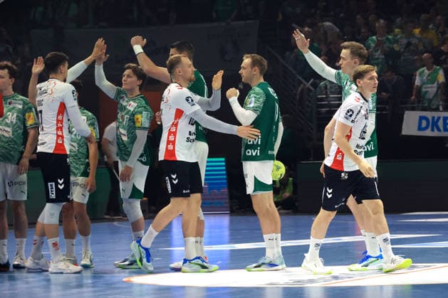 DEU, DHB, 1 HBL, Fuechse Berlin vs Flensburger Handewitt, 07 06 2026, Max Schmeling Halle, Berlin, DEU, DHB, 1 HBL, Fuechse Berlin vs Flensburger Handewitt, im Bild Fuechse Spielerkreis, Flensburger Spielerkreis, Mathias Gidsel Fuechse Berlin 19 nordphotoxGmbHx xEngler nph00076