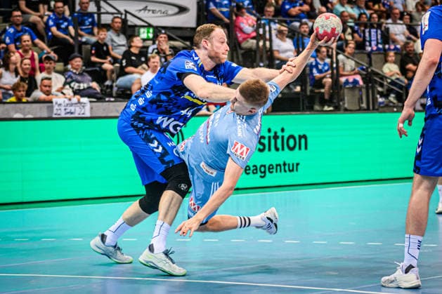 Sander Andreassen Overjordet HC Erlangen, 08 is stopped at the circle by Lenny Rubin TVB Stuttgart, 44 GER, TVB Stuttgart HC Erlangen, DAIKIN HBL, Handball, Bundesliga, Matchday 34, Season 2025 2026, 07 06 2026 GER, TVB Stuttgart HC Erlangen, DAIKIN HBL, Handball, Bundesliga, Matchday 34, Season 2025 2026, 07 06 2026 Stuttgart Copyright: xSandyxDinkelackerx EP_SDR