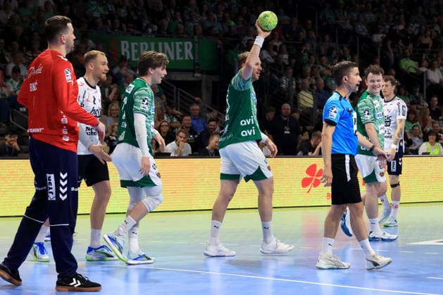 DEU, DHB, 1 HBL, Fuechse Berlin vs Flensburger Handewitt, 07 06 2026, Max Schmeling Halle, Berlin, DEU, DHB, 1 HBL, Fuechse Berlin vs Flensburger Handewitt, in the picture Fuechse player circle, Nils Lichtlein Fuechse Berlin 17 , Max Darj Fuechse Berlin 5 , Hakun West av Teigum Fuechse Berlin 34 nordphotoxGmbHx xEngler nph00076