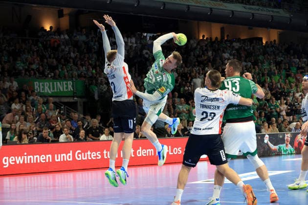 DEU, DHB, 1 HBL, Fuechse Berlin vs Flensburger Handewitt, 07 06 2026, Max Schmeling Halle, Berlin, DEU, DHB, 1 HBL, Fuechse Berlin vs Flensburger Handewitt, in the picture Lasse Andersson Fuechse Berlin 11 , SIMON PYTLICK Flensburg Handewitt 2 nordphotoxGmbHx xEngler nph00076