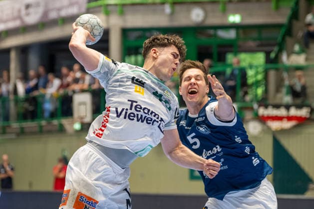 Duel between Elias Newel FRISCH AUF Goeppingen, 40 and Lars Mitchell Kooij Bergischer HC 06, 15 Bergischer HC vs Frisch Auf Goeppingen, Handball, DAIKIN HBL, Matchday 34, Season 2025 2026, 07 06 2026 Bergischer HC vs Frisch Auf Goeppingen, Handball, DAIKIN HBL, Matchday 34, Season 2025 2026, 07 06 2026 Wuppertal Copyright: xEibner-Pressefoto ThomasxHaeslerx EP_THR