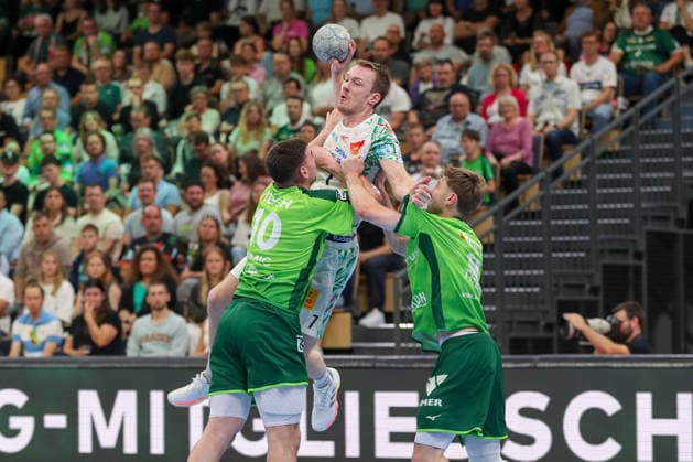 07 06 2026, xgox, Handball Daikin HBL HSG Wetzlar SC Magdeburg emspor, v l Josip Simic Wetzlar, 10 , Felix Claar Magdeburg, 7 ,Niklas Theiss Wetzlar, 9 duel, duel, fight, tackle Wetzlar