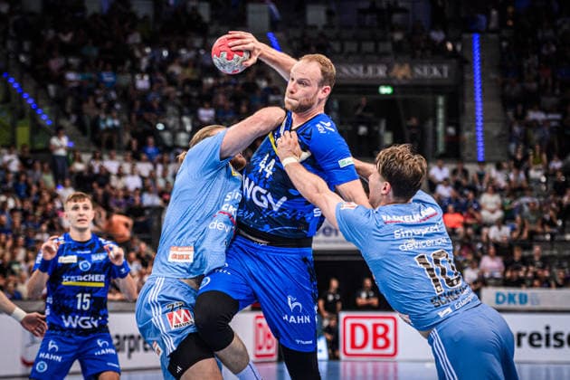 Lenny Rubin TVB Stuttgart, 44 between Maciej Gebala HC Erlangen, 77 and Florian Scheerer HC Erlangen, 10 GER, TVB Stuttgart HC Erlangen, DAIKIN HBL, Handball, Bundesliga, Matchday 34, Season 2025 2026, 07 06 2026 GER, TVB Stuttgart HC Erlangen, DAIKIN HBL, Handball, Bundesliga, Matchday 34, Season 2025 2026, 07 06 2026 Stuttgart Copyright: xSandyxDinkelackerx EP_SDR