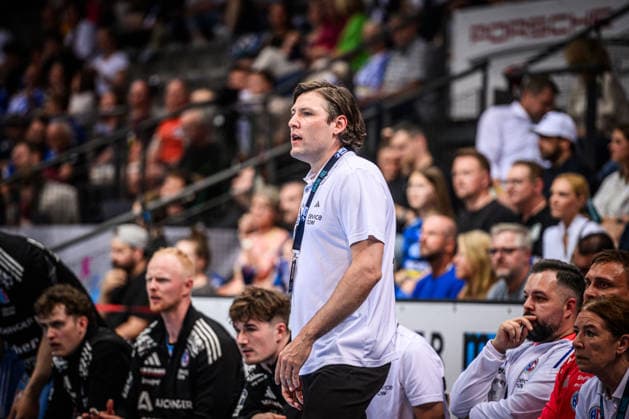 Johannes Sellin Coach HC Erlangen critical view of the pitch GER, TVB Stuttgart HC Erlangen, DAIKIN HBL, Handball, Bundesliga, Matchday 34, Season 2025 2026, 07 06 2026 GER, TVB Stuttgart HC Erlangen, DAIKIN HBL, Handball, Bundesliga, Matchday 34, Season 2025 2026, 07 06 2026 Stuttgart Copyright: xSandyxDinkelackerx EP_SDR